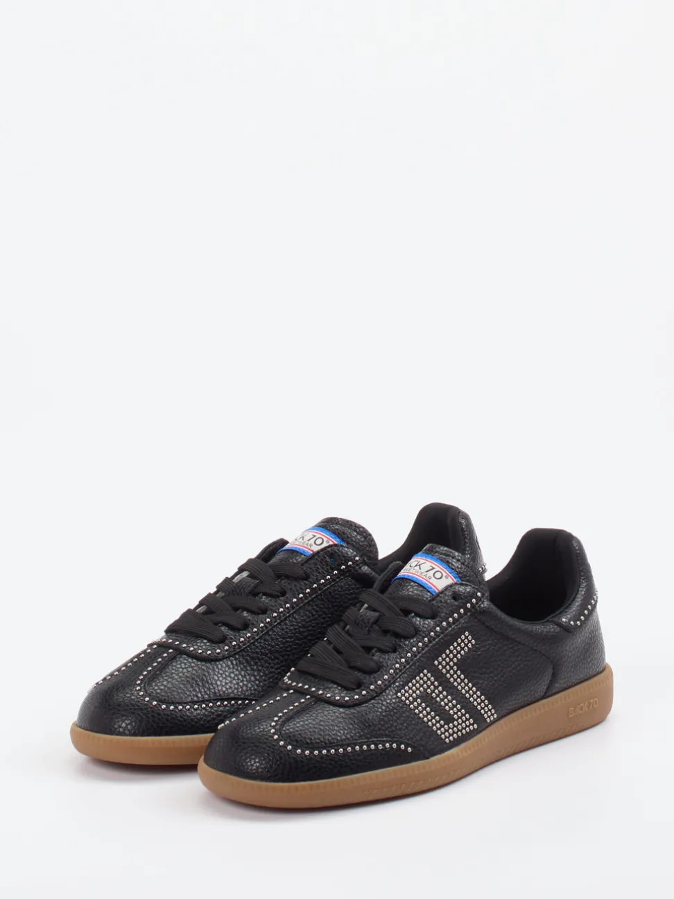 Back 70 – Sneaker aus Kalbleder mit Nietenbesatz