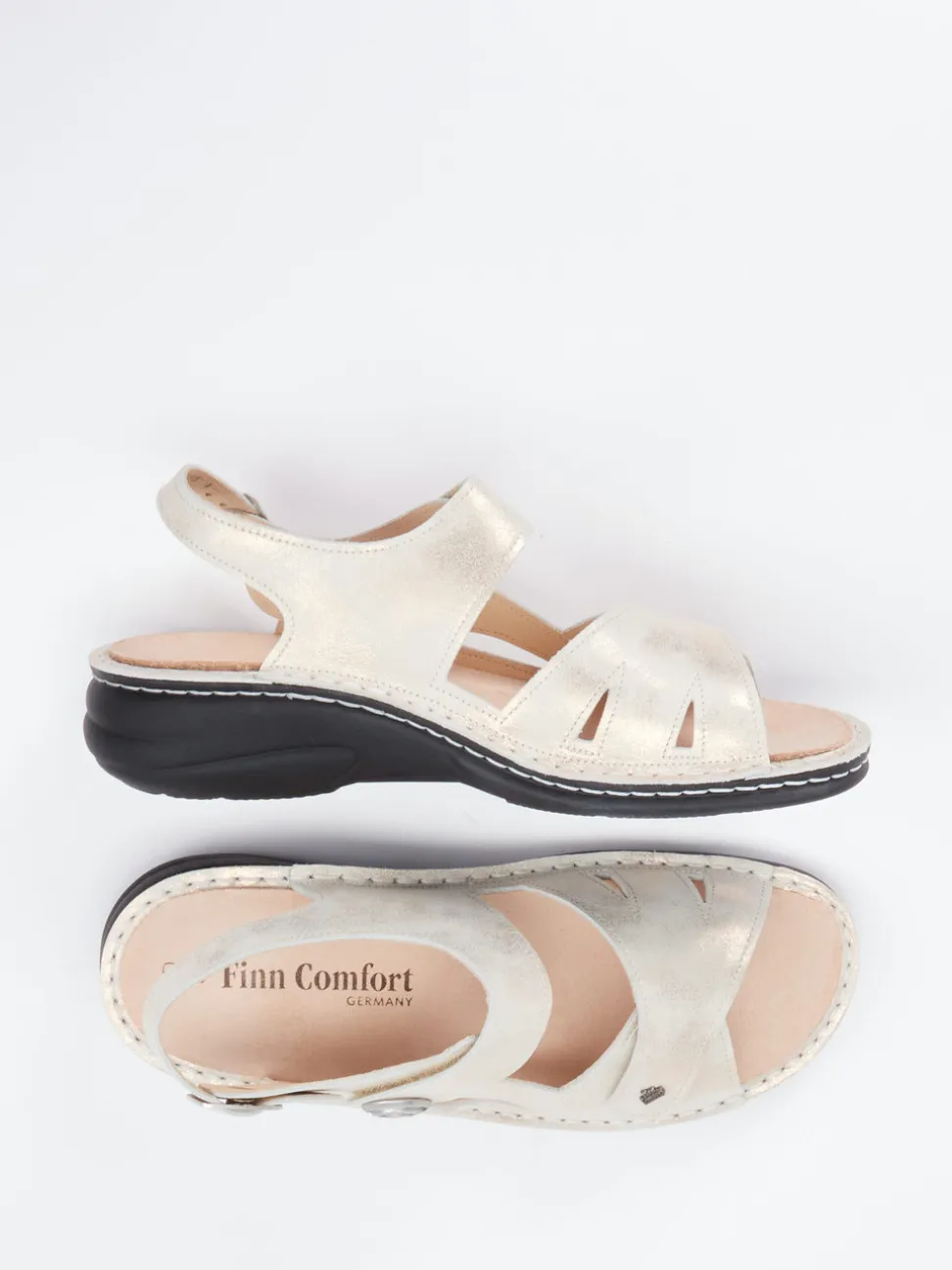 Finn Comfort – Sandale aus Metallicleder champagner