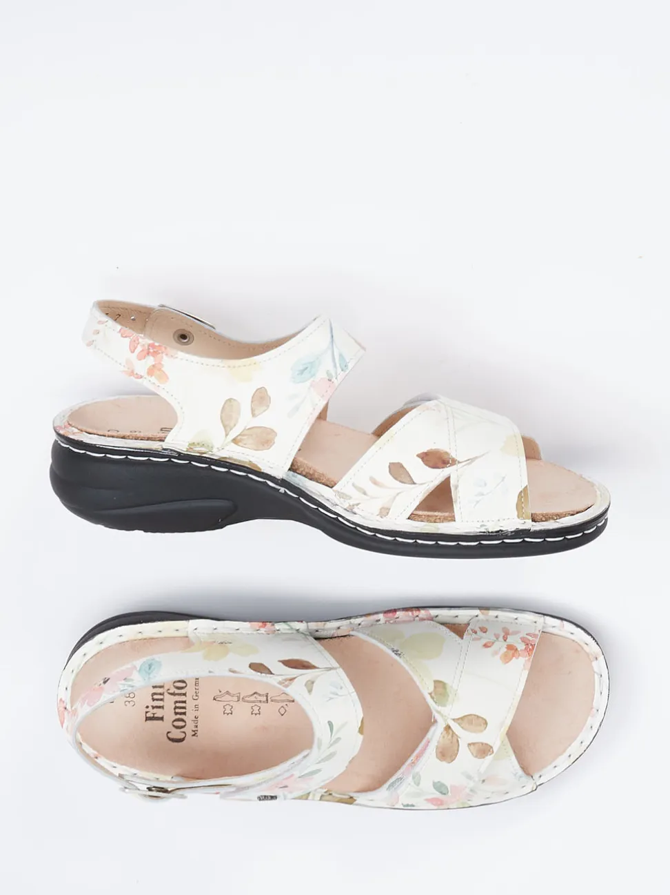 Finn Comfort – Sandalen aus geprägtem Leder floral