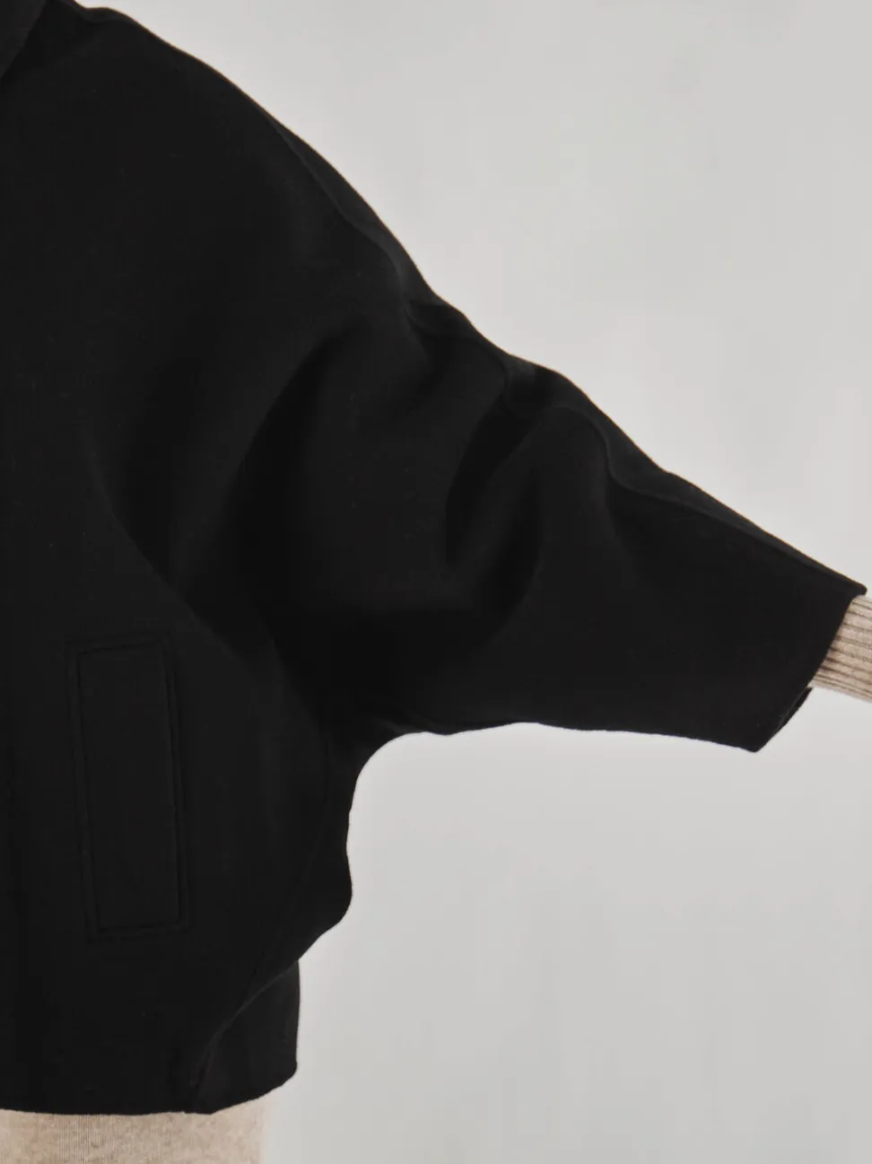 FLONA – Kurzjacke aus Textil in Schwarz