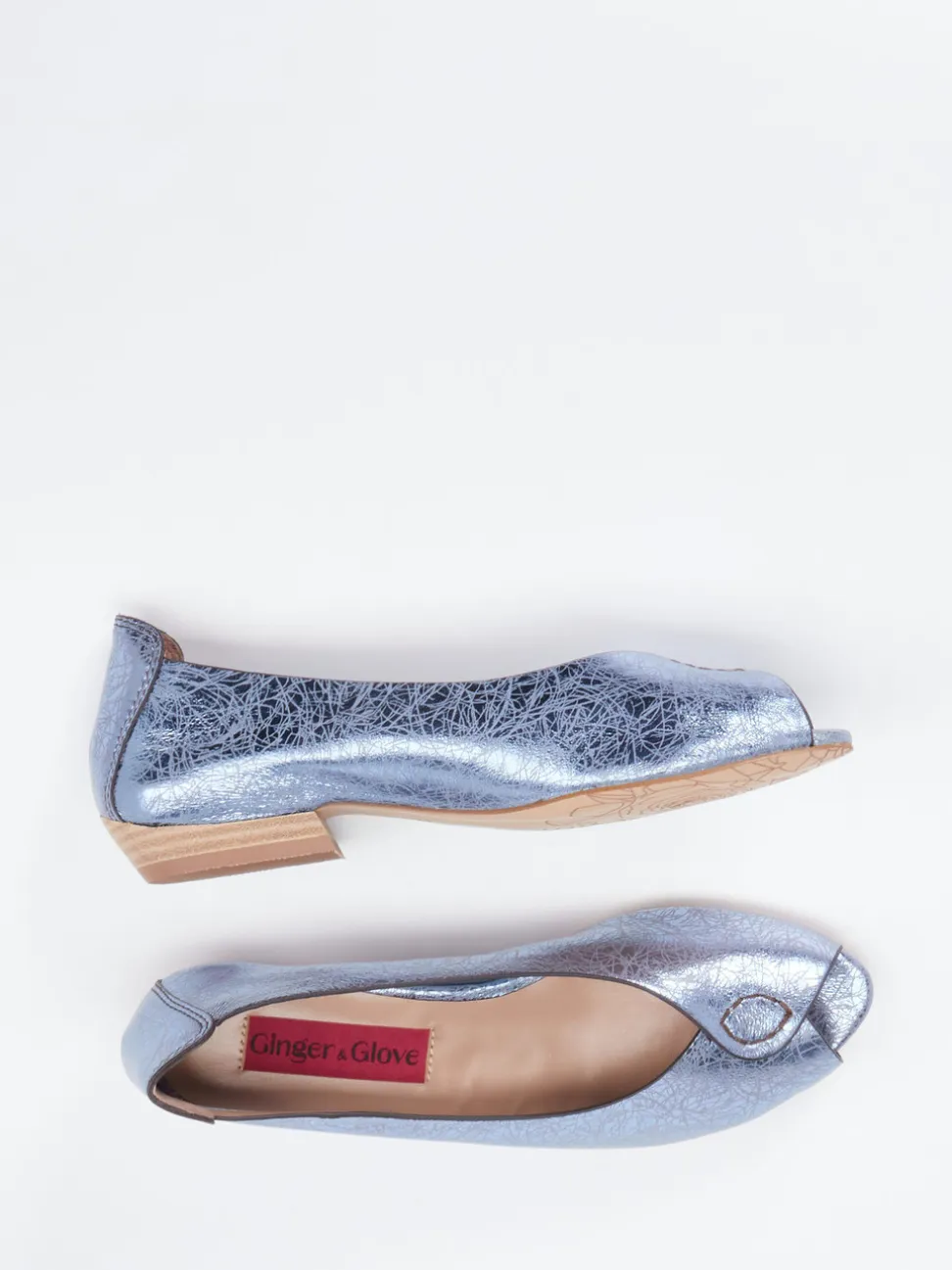 Ginger & Glove – Peep-Toe-Ballerinas aus Metallicleder blau