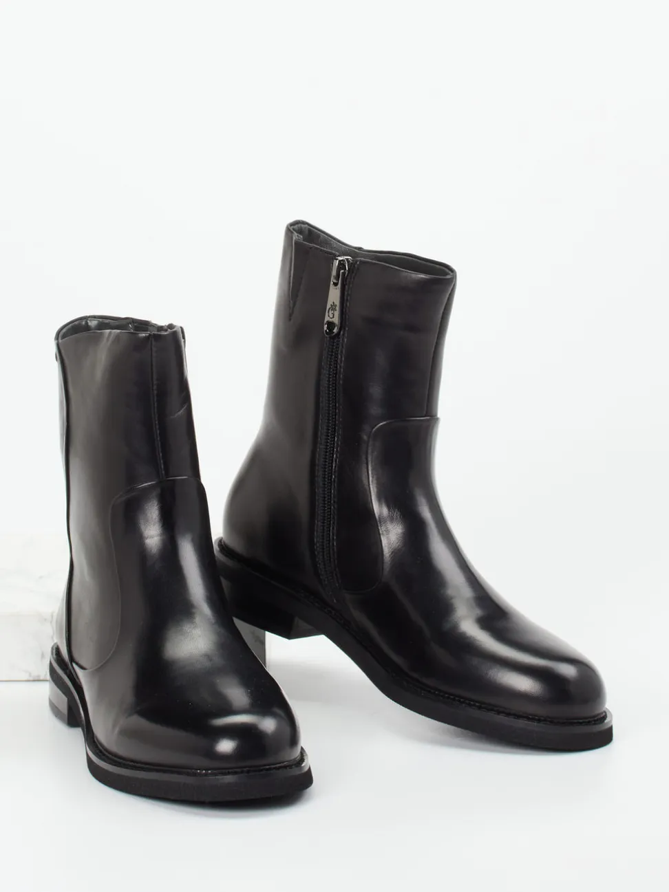 Ginger & Glove – Stiefeletten aus Kalbleder Schwarz