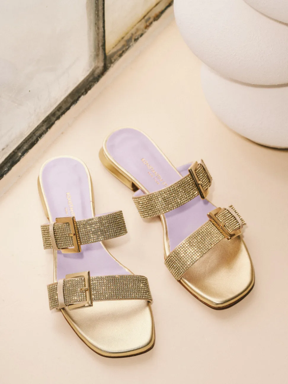 Konstantin Starke – Slides aus Metallic mit Strassbesatz