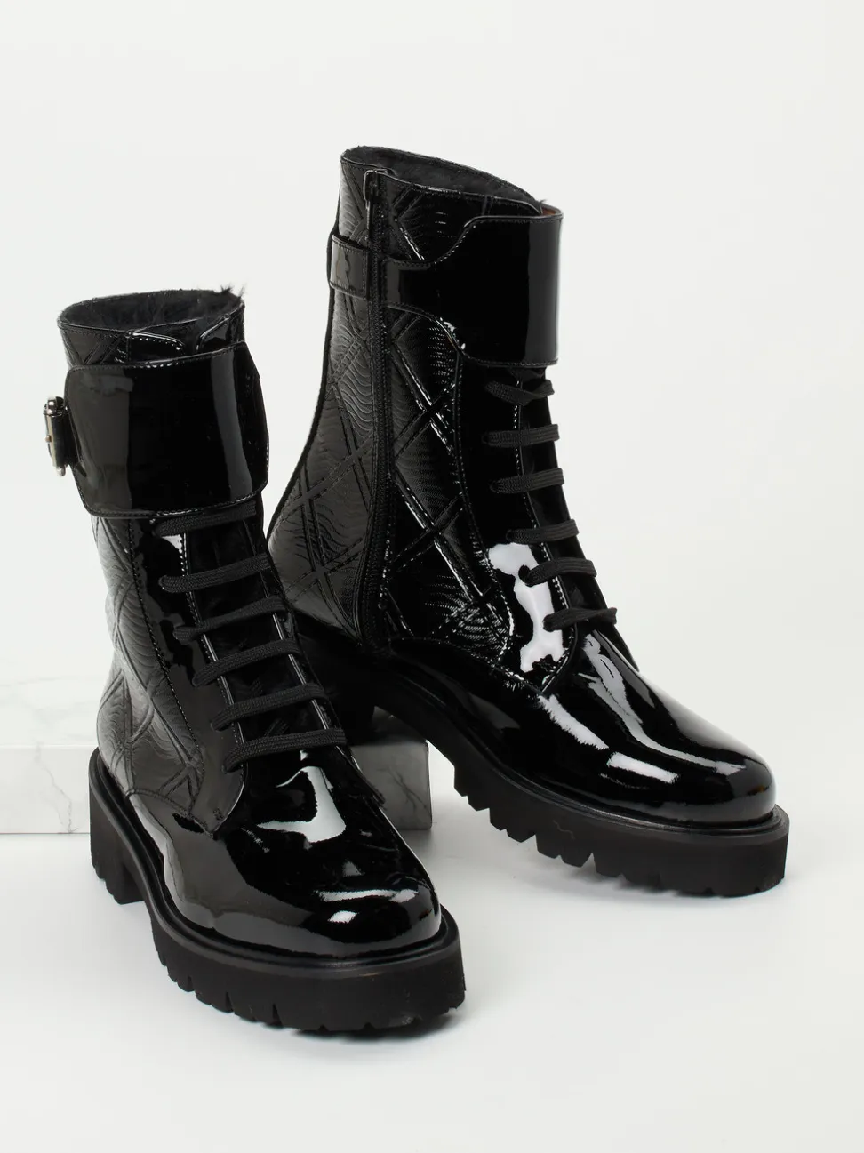 Mannori – Schnürboots aus Lackleder Schwarz