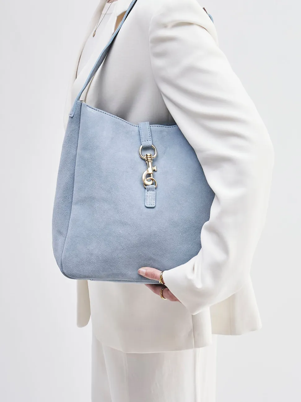 Marlon Firenze – Schultertasche aus Veloursleder hellblau
