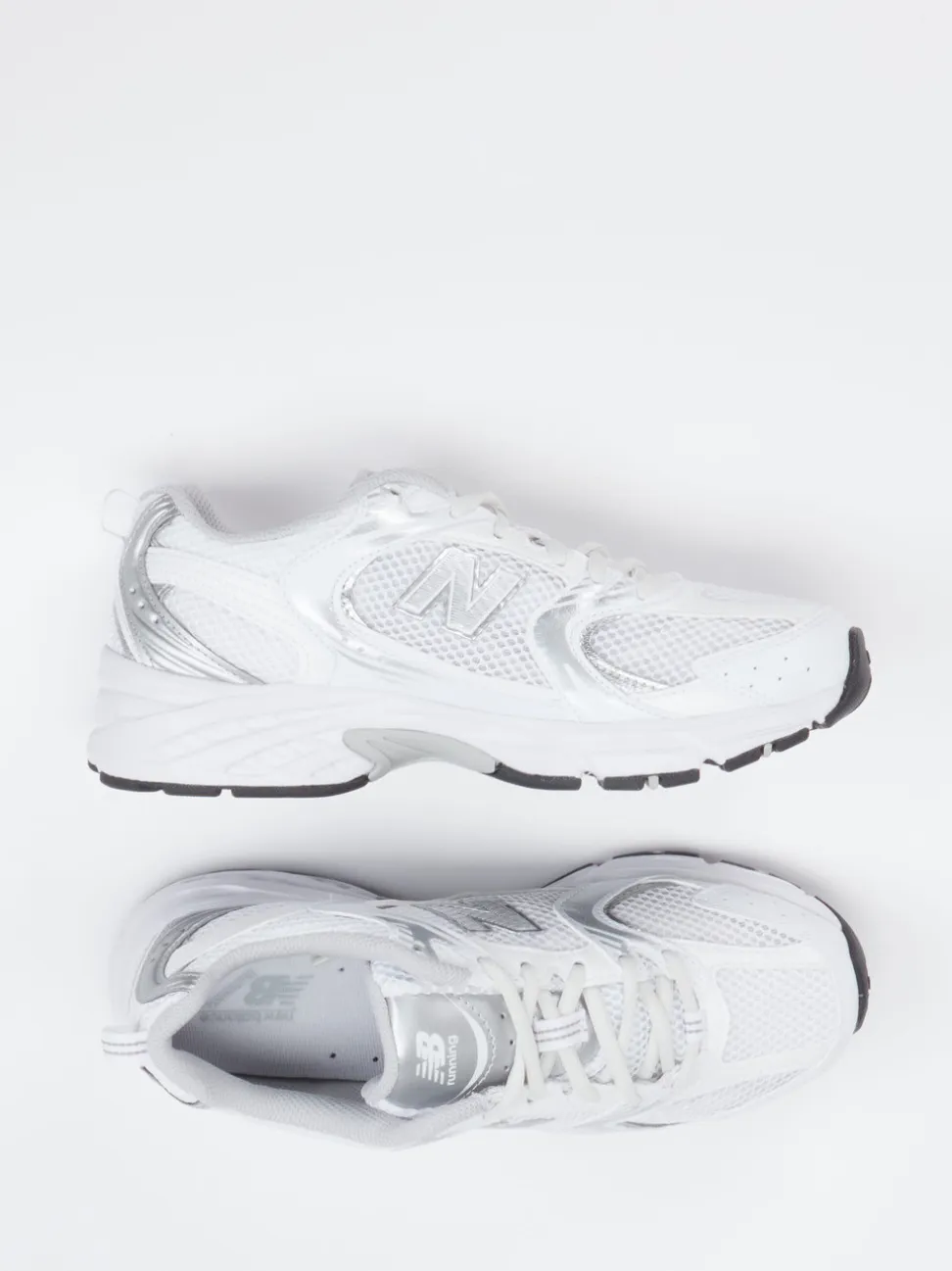 New Balance – Sneaker aus Textil in Weiß-Silber