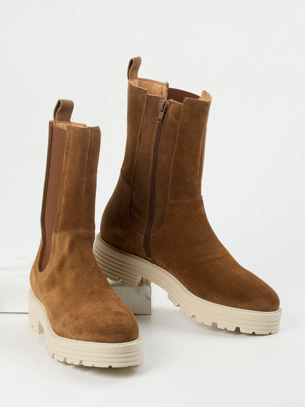 Piedi Nudi – Chelsea Boots aus Veloursleder cognacbraun