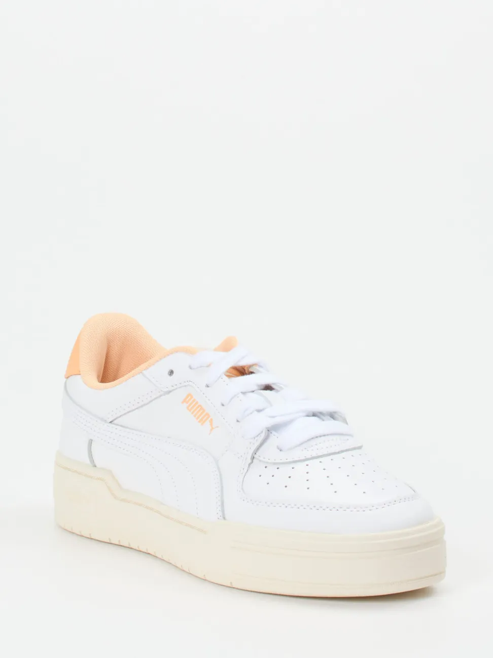 Puma – Sneaker aus Glattleder in Weiß mit Pastell