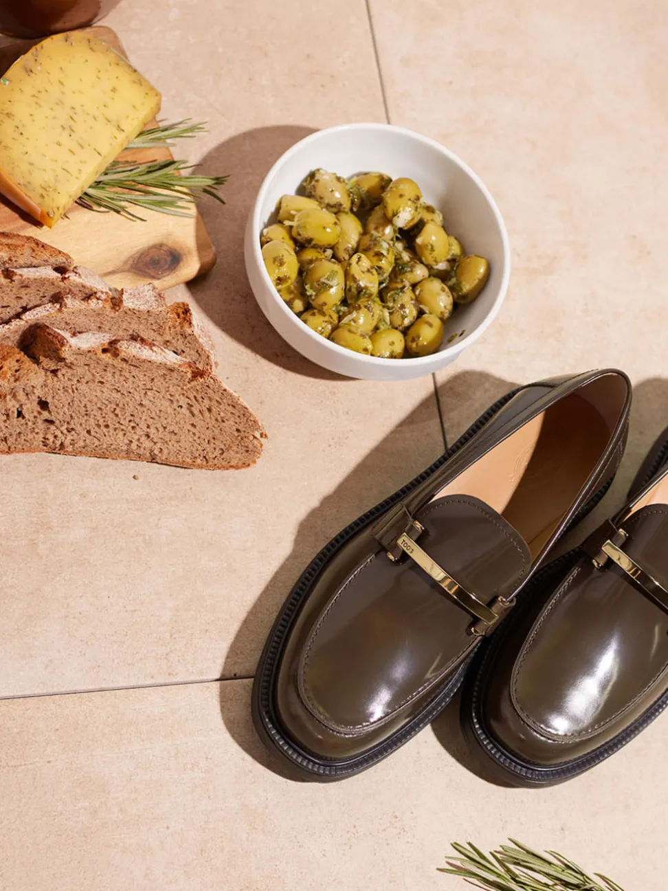 Tod's – Loafer aus Hochglanzleder in Schlammgrün