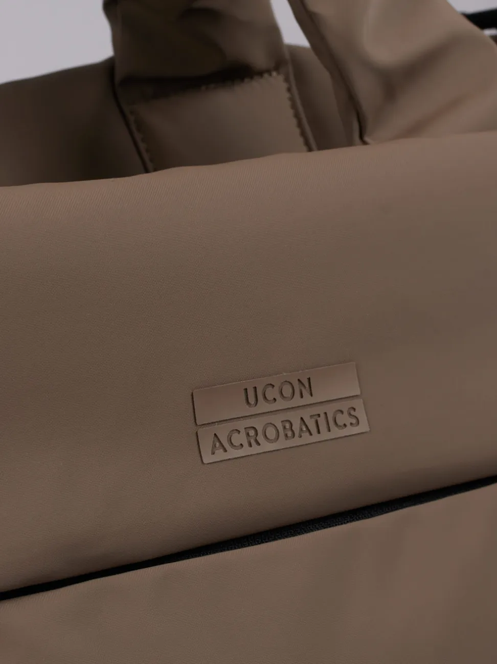 Ucon Acrobatics – Weekender aus Synthetik in Taupe