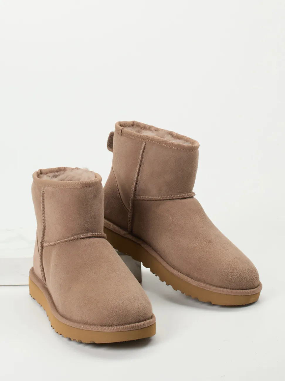 UGG – Lammfell-Boots aus Lammleder in Taupe