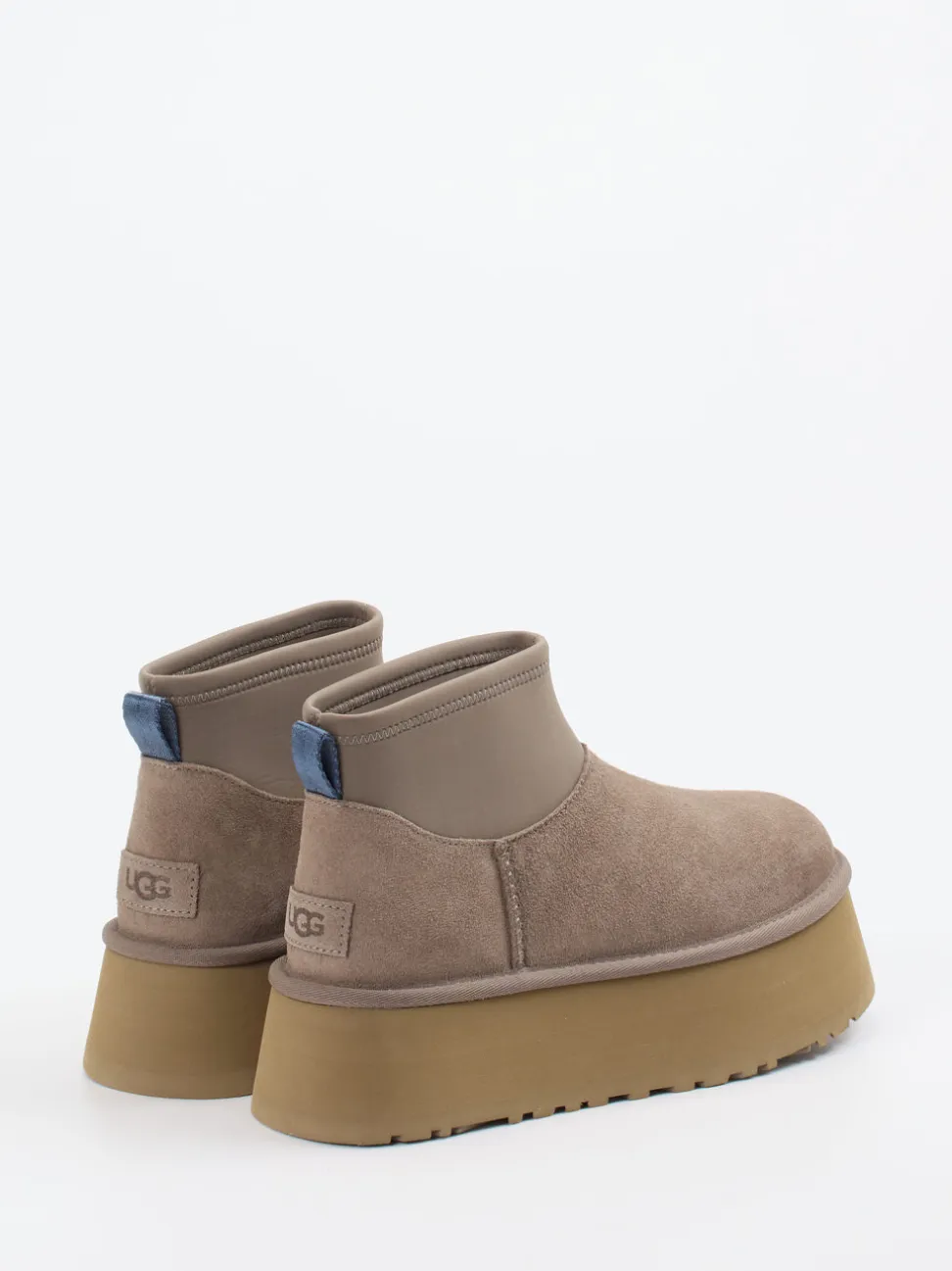 UGG – Plateau-Stiefeletten aus Veloursleder taupe