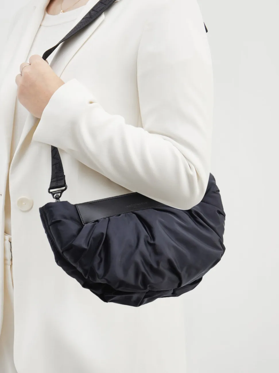 VeeCollective Berlin – Schultertasche aus Nylon in Dunkelblau