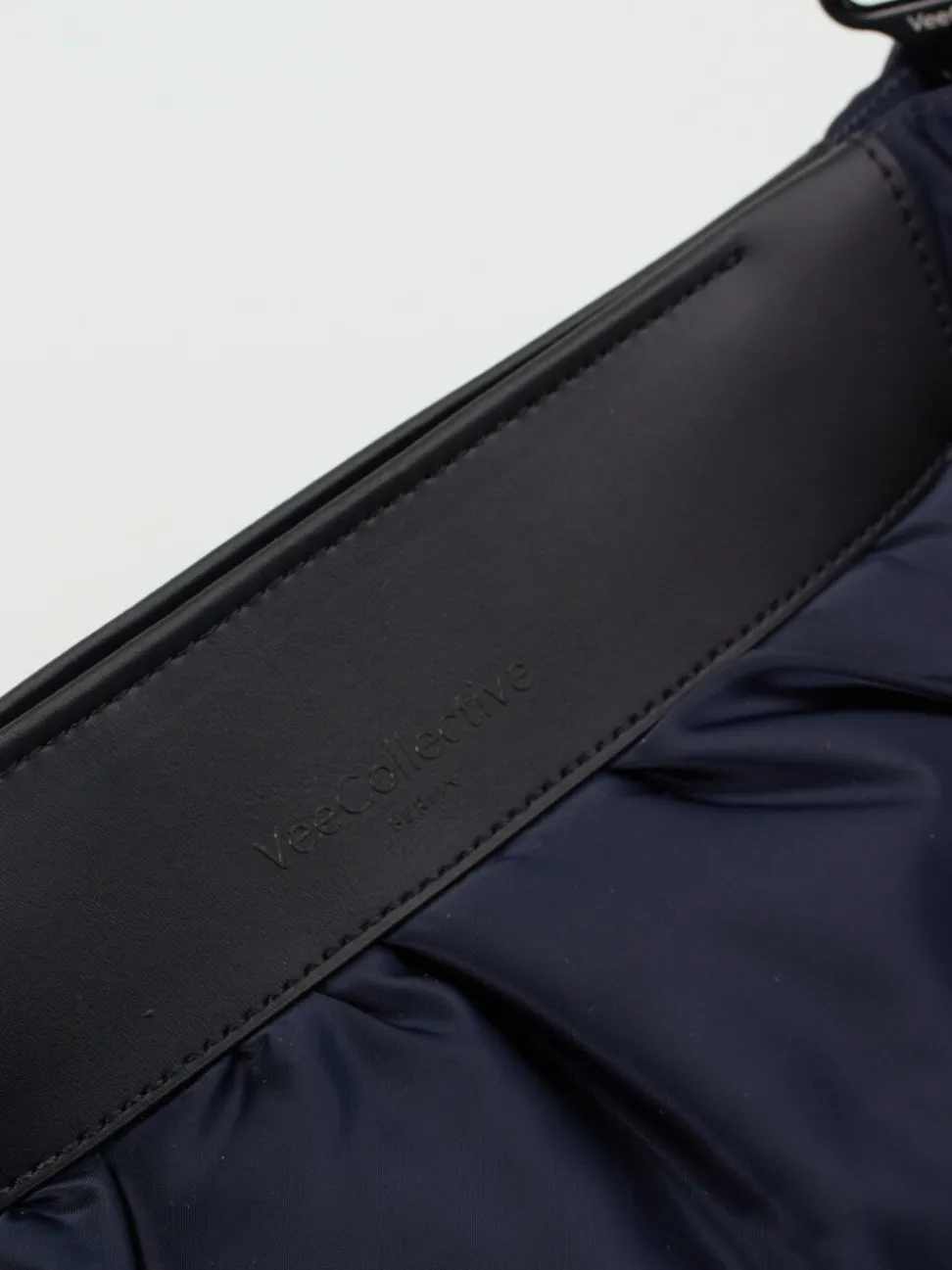 VeeCollective Berlin – Schultertasche aus Nylon in Dunkelblau