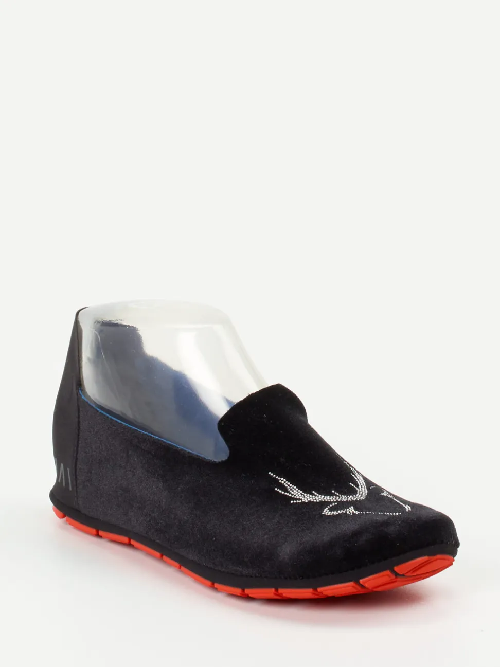 Wai – Slipper aus Textil mit Strass-Hirsch